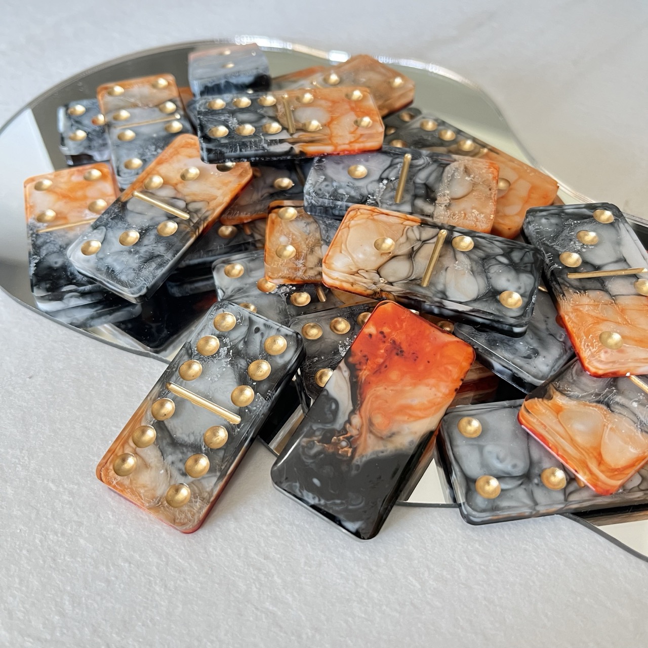Domino Noir, Orange et Or